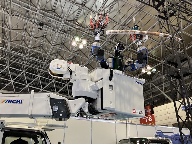日本信号、高所作業ロボット ZIZAI（第9回鉄道技術展＋第6回橋梁・トンネル技術展）