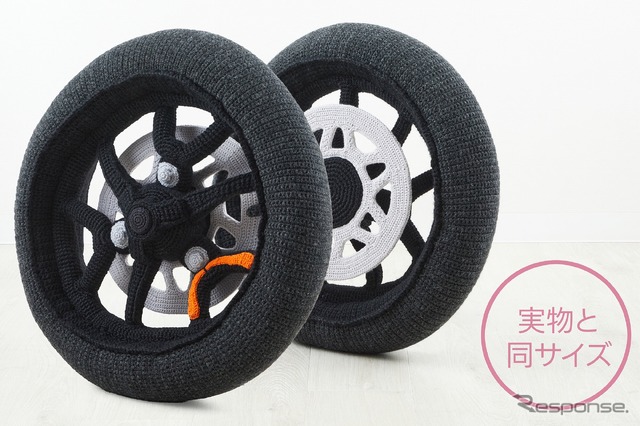 実物大の“あみぐるみ”で再現されたヤマハ『トリシティ300』のフロントタイヤ