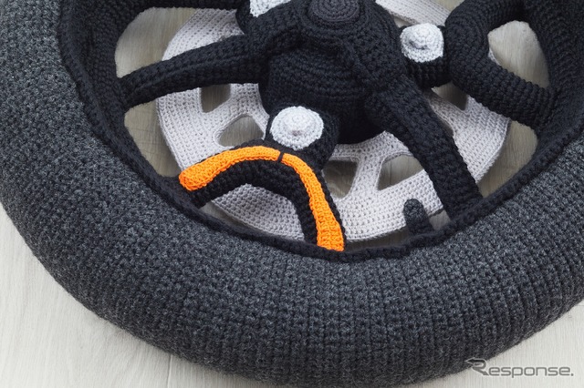 実物大の“あみぐるみ”で再現されたヤマハ『トリシティ300』のフロントタイヤ