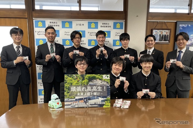 近隣の学校にも不落石を贈呈