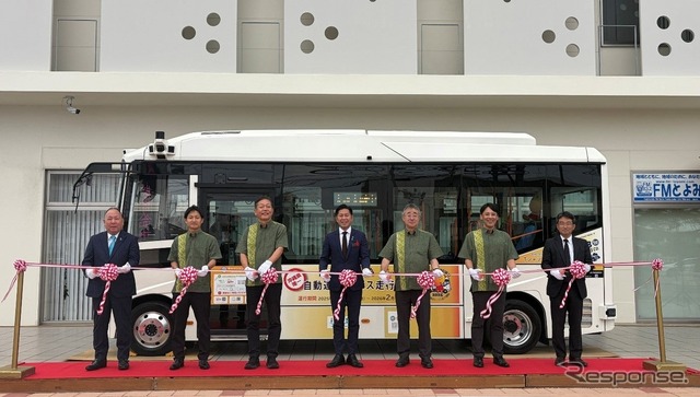 テープカットの様子