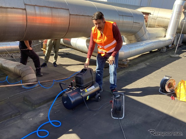 COLIPIがコンプレッサーを用いて、実験用に二酸化炭素を豊富に含む排気ガスを抽出