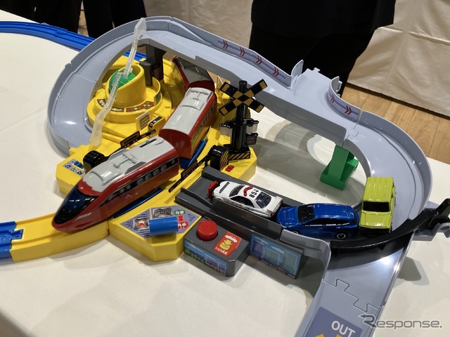 プラレールトミカと遊ぼう！ぐるっとカンカン踏切