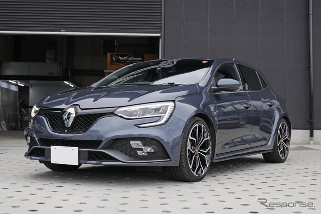 大きなクルマは好みでは無いことから、比較的コンパクトサイズでハイパフォーマンスなメガーヌRSをチョイスした。