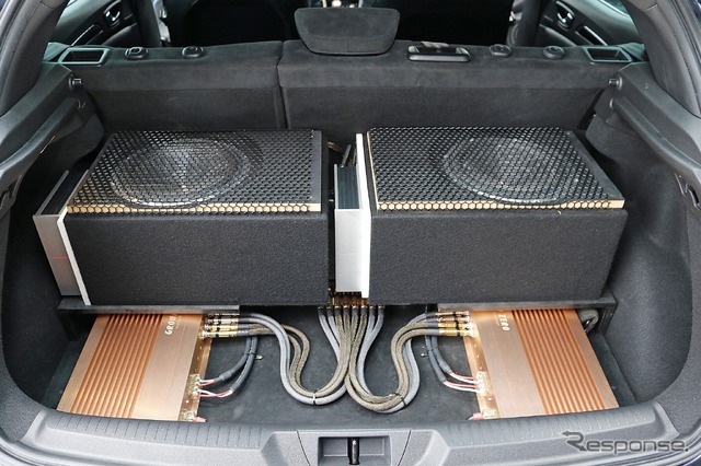ラゲッジにはサブウーファーやパワーアンプなどを立体的にインストール。カバーを開けると下段のユニットが現れる。