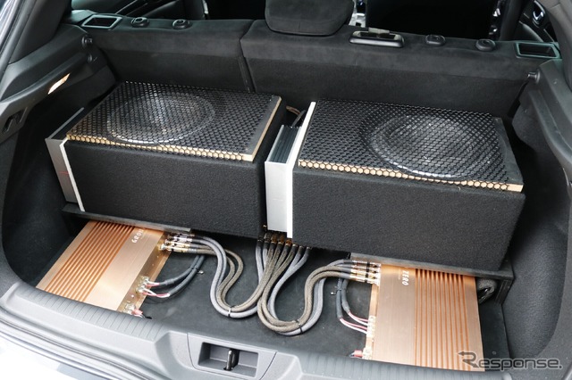 上段にはサブウーファーを、下段にはパワーアンプをインストールするスタイル。階層を設けてユニットを効率良く収めている。