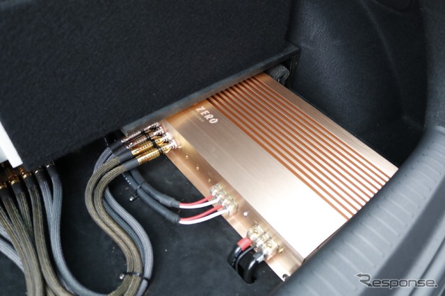 大型のパワーアンプは横方向には収まりきらず、ラゲッジの底に前後方向に縦置き設置しているのが特徴。