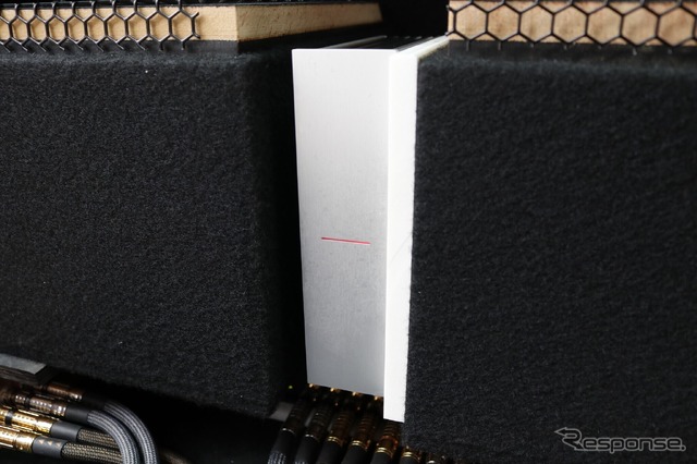 サブウーファーの間に設置されているのはアウネのデジタルプレイヤーGTS2、左サイドにはクロックジェネレーターも設置する。