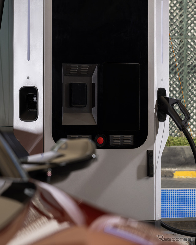 ロータスのハイパーEV『エメヤ』、443kWピーク充電で世界最速級の充電性能実証…電池の8割の充電を13分で