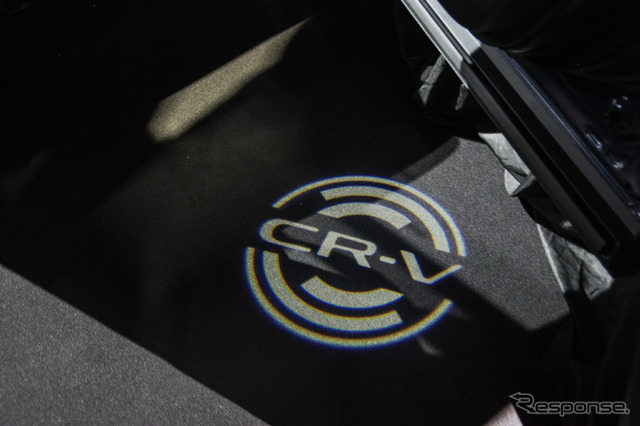 ドアの開閉に連動し足元を照らす「パターンプロジェクター」