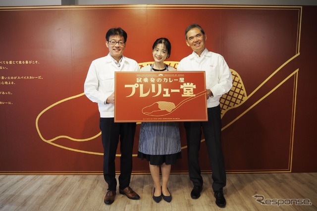 向かって左からホンダ宮本主任、一条氏、ホンダ齋藤チーフエンジニア