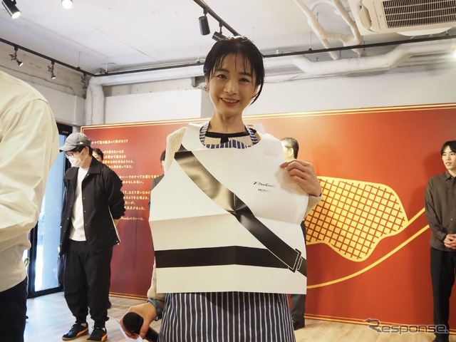 一条もんこ。プレリュー堂ではシートベルトをデザインした紙エプロンも配られる