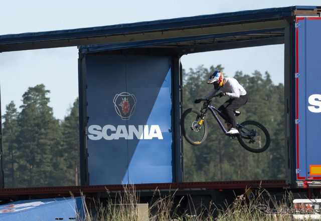 自動運転トラック2台の間を自転車で飛び越える世界初の挑戦に成功したスカニア