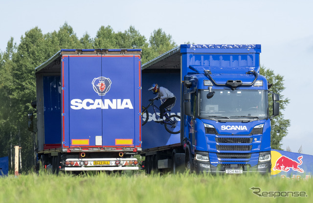 自動運転トラック2台の間を自転車で飛び越える世界初の挑戦に成功したスカニア