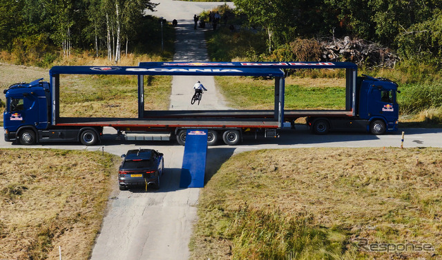自動運転トラック2台の間を自転車で飛び越える世界初の挑戦に成功したスカニア