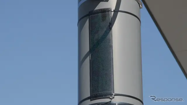 「曲げられる」特長を生かし、県内で初めて丸みのあるキャノピー柱へも設置