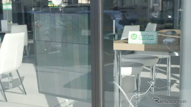 軽さを生かし、ガラス面へ設置