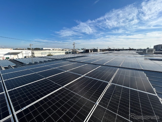 屋根上に新たに設置された太陽光発電設備