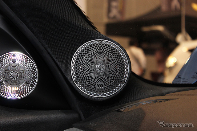 「単体サブウーファー」が搭載されたオーディオカーの一例（製作ショップ：AVカンサイ（大阪府）。