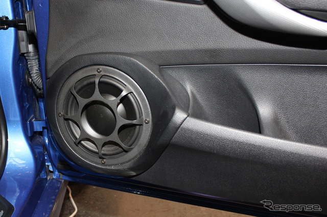 「単体サブウーファー」が搭載されたオーディオカーの一例（製作ショップ：AVカンサイ（大阪府）。