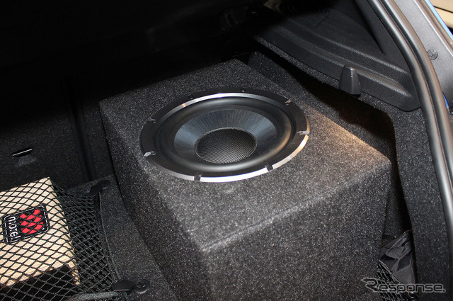 「単体サブウーファー」が搭載されたオーディオカーの一例（製作ショップ：AVカンサイ（大阪府）。