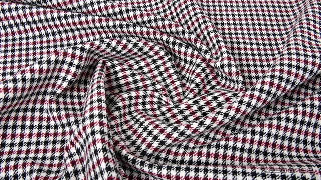 ポルシェが歴史的シート生地を復刻