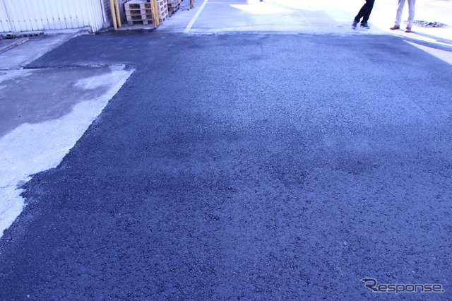 自動車内装材の端材利用の「アスファルト改質剤」を一宮工場に施工の様子