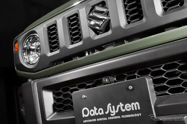 ジムニーの死角対策が超進化！データシステム『マルチVIEWフロントカメラ』の新提案