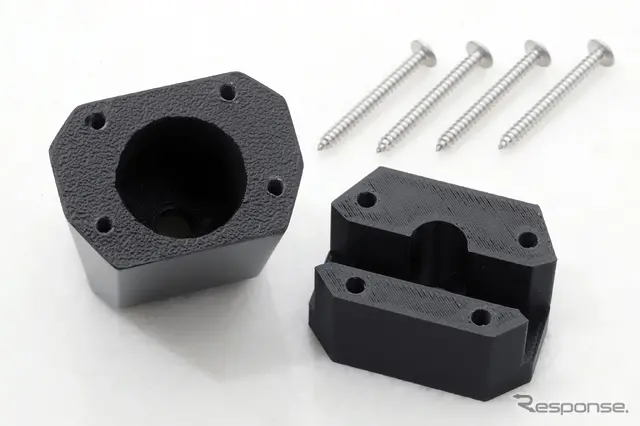 ロワグリルに挟み込む形で固定するブラケット