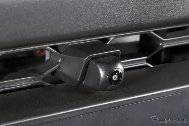 フロントナンバープレート上部への取り付けを想定