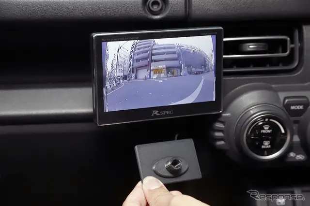 ジムニー専用のモニター固定アタッチメントも開発中