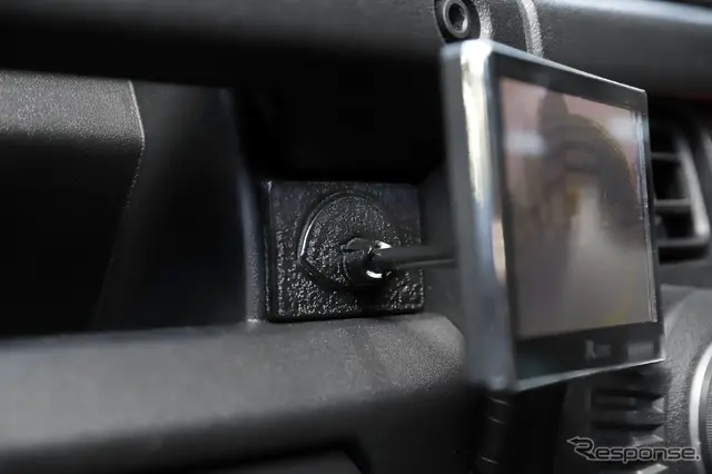 アタッチメントを使用するとモニターがグローブボックス横の見やすい位置に固定できる