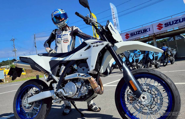 スズキ DR-Z4SMと小鳥遊レイラさん