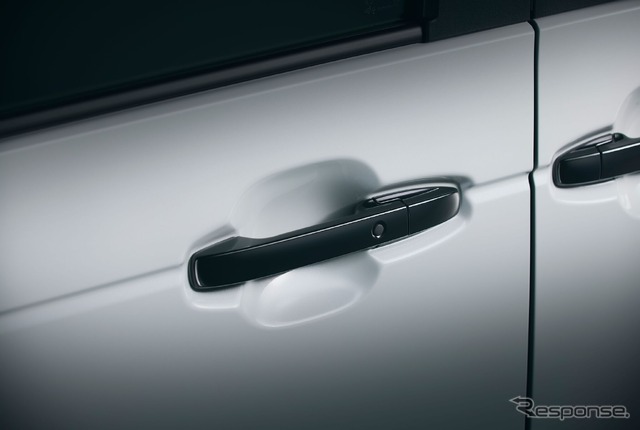 ホンダ N-BOX CUSTOM の「BLACK STYLE」