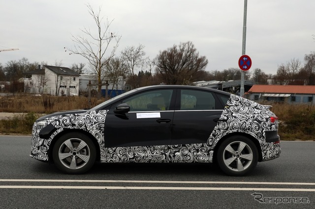 アウディ Q4 e-tron スポーツバック改良新型のプロトタイプ