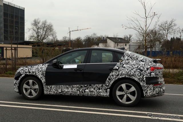 アウディ Q4 e-tron スポーツバック改良新型のプロトタイプ