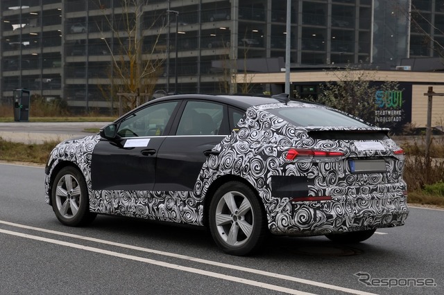 アウディ Q4 e-tron スポーツバック改良新型のプロトタイプ