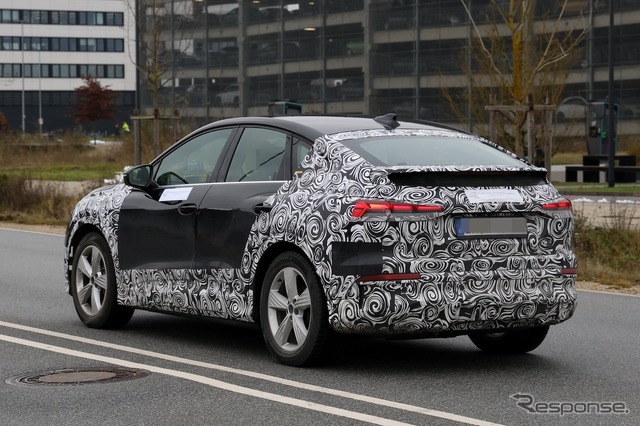 アウディ Q4 e-tron スポーツバック改良新型のプロトタイプ