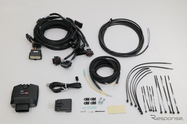 HKS『スイフトスポーツ』用「パワーエディターR」車種別キットとハーネス