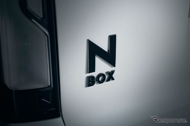 ホンダ N-BOX CUSTOM の「BLACK STYLE」