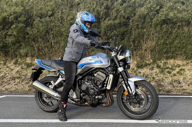 ホンダ CB1000Fと小鳥遊レイラさん