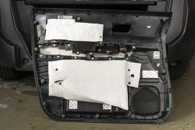 内張側にもポイントでデッドニングをしてある