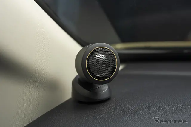 ダッシュボード上にツイーターを設置。この効果は大きくてクリアなサウンドが目の前に広がってくる