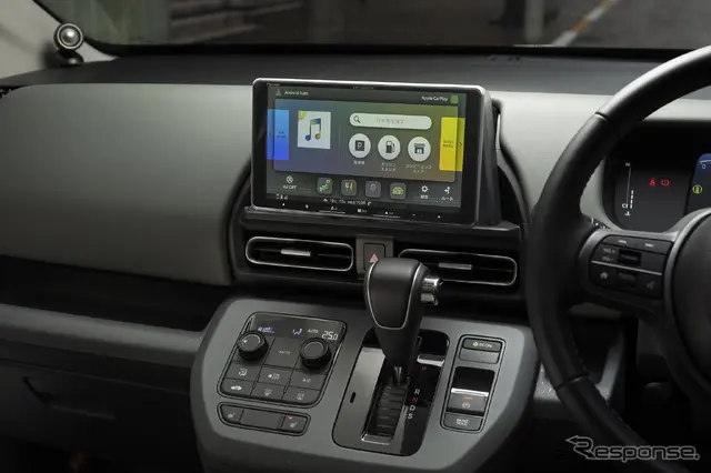 フローティング9型の楽ナビは視認性が非常に良く操作性も高い