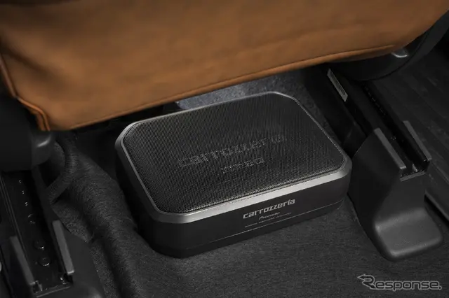 助手席下にパワードウーファーを設置して低音のみならず音を立体的に表現してくれる