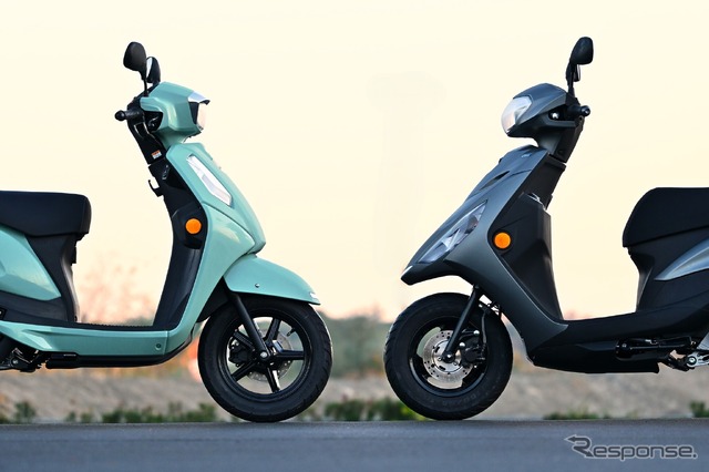 スズキ アドレス125（左）とヤマハ アクシスZ（右）