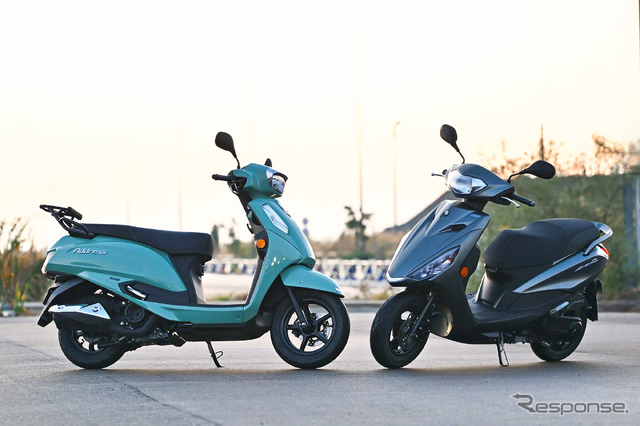 スズキ アドレス125（左）とヤマハ アクシスZ（右）
