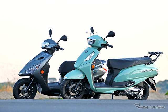 ヤマハ アクシスZ（左）とスズキ アドレス125（右）