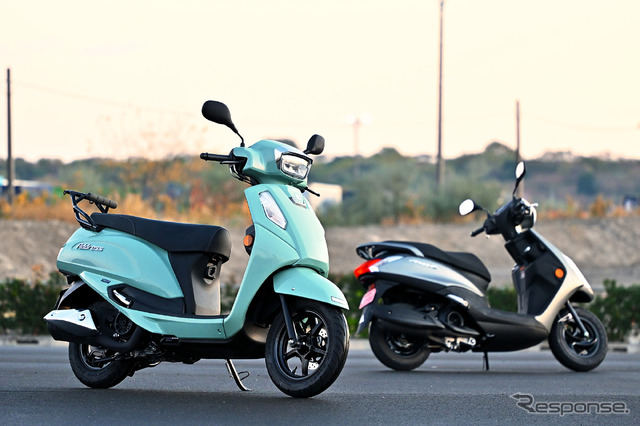 スズキ アドレス125（左）とヤマハ アクシスZ（右）
