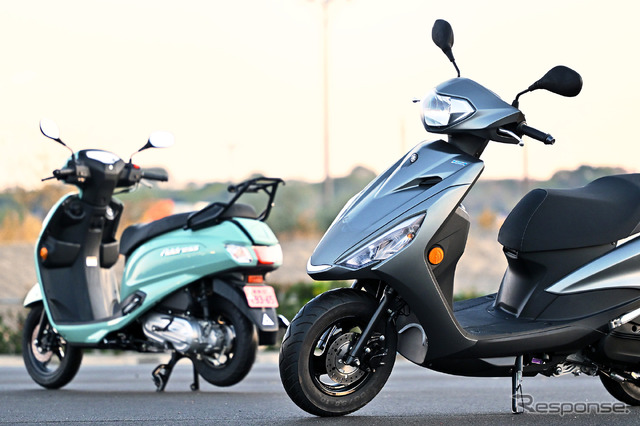 スズキ アドレス125（左）とヤマハ アクシスZ（右）